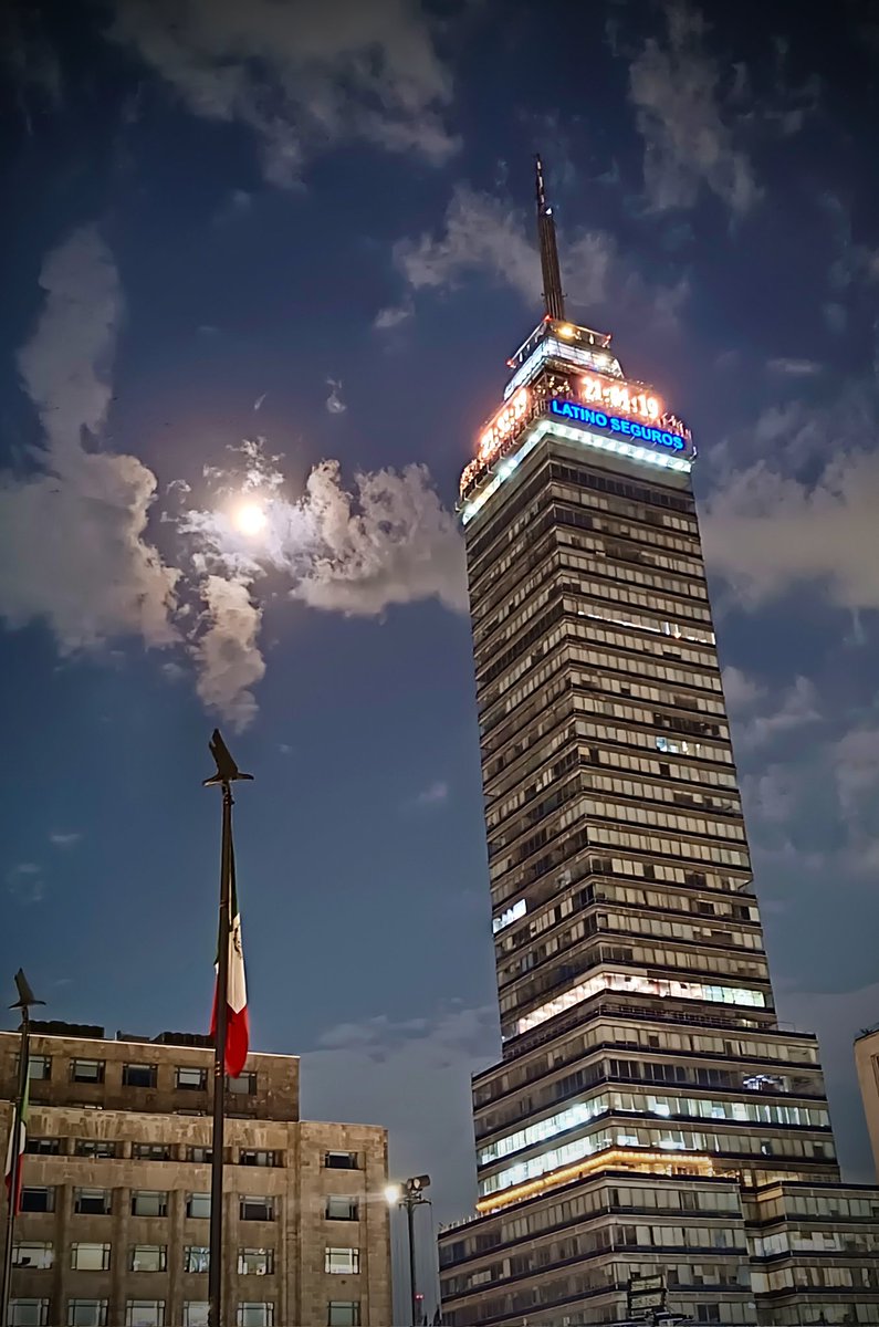 tavojeda5's tweet photo. La Torre Latinoamericana cumple 70 años al inaugurarse un 30 de abril de 1956 y que ha resistido tres terremotos en 1957, 1985 y 2017. https://t.co/ynfOgaXYJb