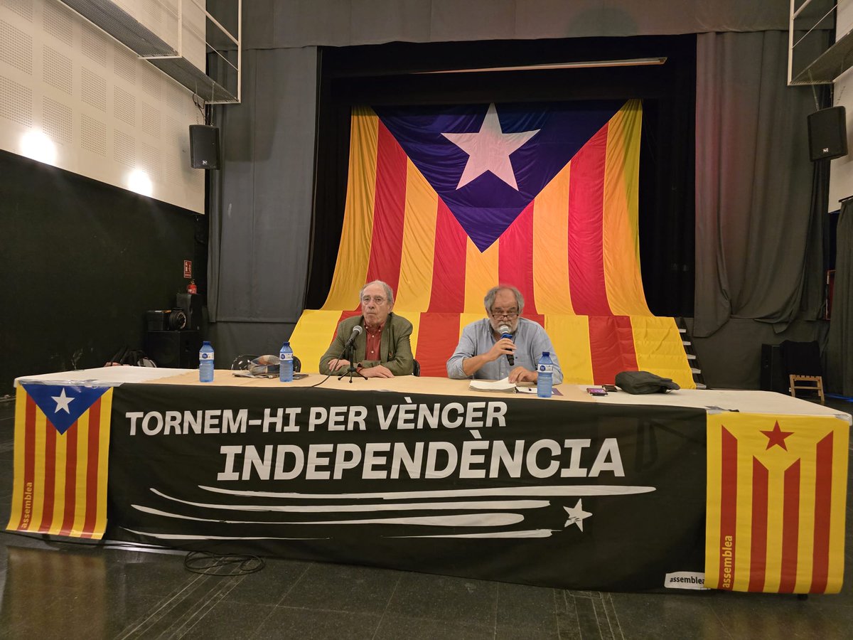2a fase:
El poder del carrer s'ha de sostenir al carrer: no podem creure en els polítics pq segueixen la lògica del sistema, q és irreformable.
Creem el nou estat en paral·lel a l'actual: cal escoltar i organitzar els moviments populars per al moment.
Ja es veuen brots verds✊
