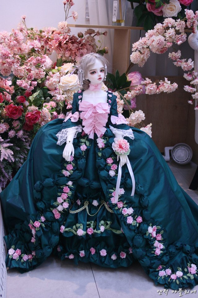 ProjDoll_Dealer's tweet photo. 🍓39th SEOUL #PROJECTDOLL
2026-05-02(토) 12시~17시
📍DDP 아트홀 1관

[BJD] 앤틱 아틀리에

구체관절인형의 서양 시대복식을 제작합니다.

X @_antiqueatelier
Instagram @antique_atelier_bjd

🎟️ 티켓: https://t.co/wiFoRZLpIW

✅ 신규회원 1000P 적립
#인형행사 #서프젝 https://t.co/NHm5413Stx