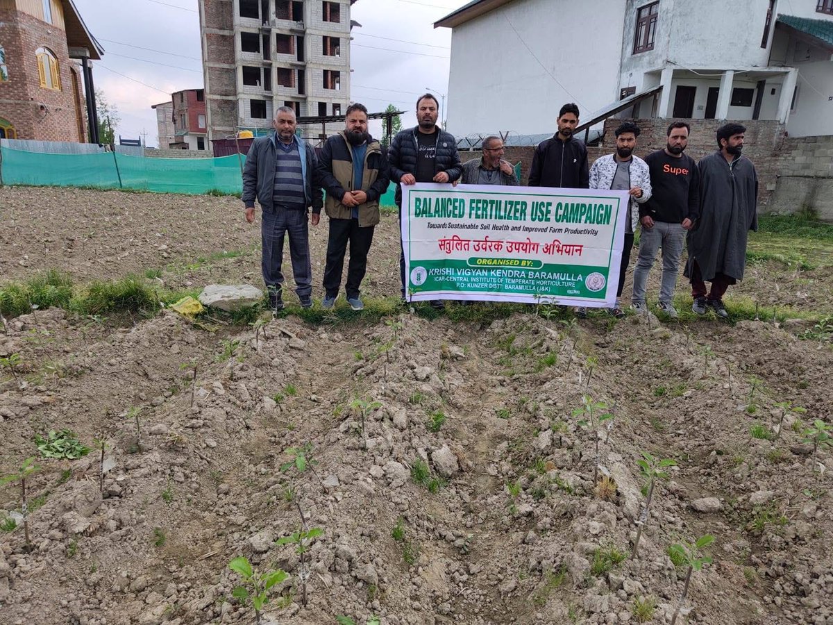 ICARKVKBARAMULA's tweet photo. Intensive Campaigning on Balanced fertilizer Usage continues at Waripora Baramulla.
@atari1icar @icarindia @AgriGoI @OfficeofSSC @PMOIndia #atari1icar #icarindia #ICAR 
#balancedfertilization #SustainableAgriculture https://t.co/bjFWbZwAaL