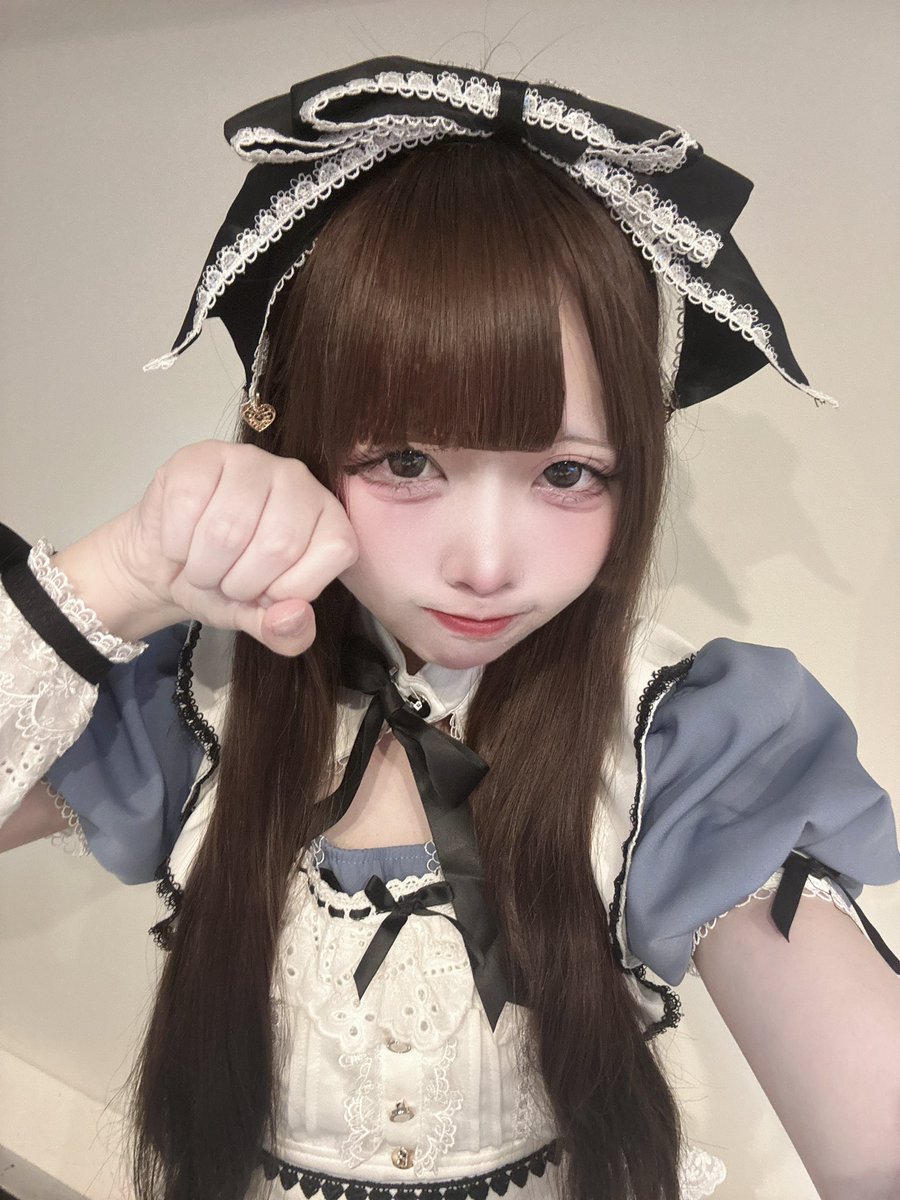 なの tweet media