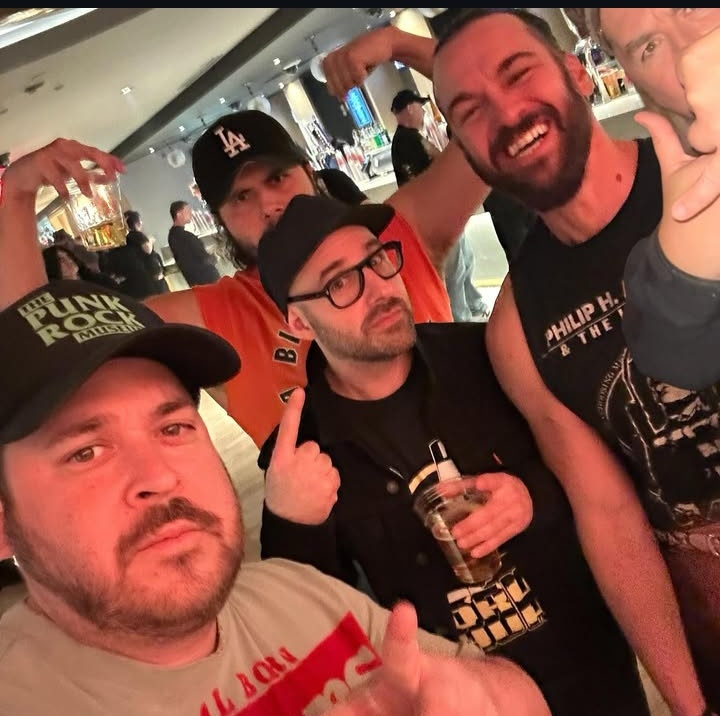 RLeeMacon's tweet photo. "Ran into some fans in the mall. They had me crackin up talkin about all the pearl clutchers cryin over a threat."
#theMacons https://t.co/TEqVaUP7bR