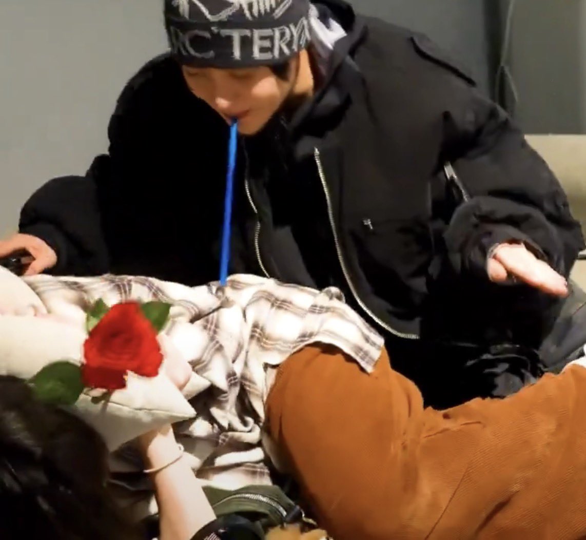모기다
아기되지를 빨아먹던 모기가 또 나타낫다
이제 정말 여름이구나