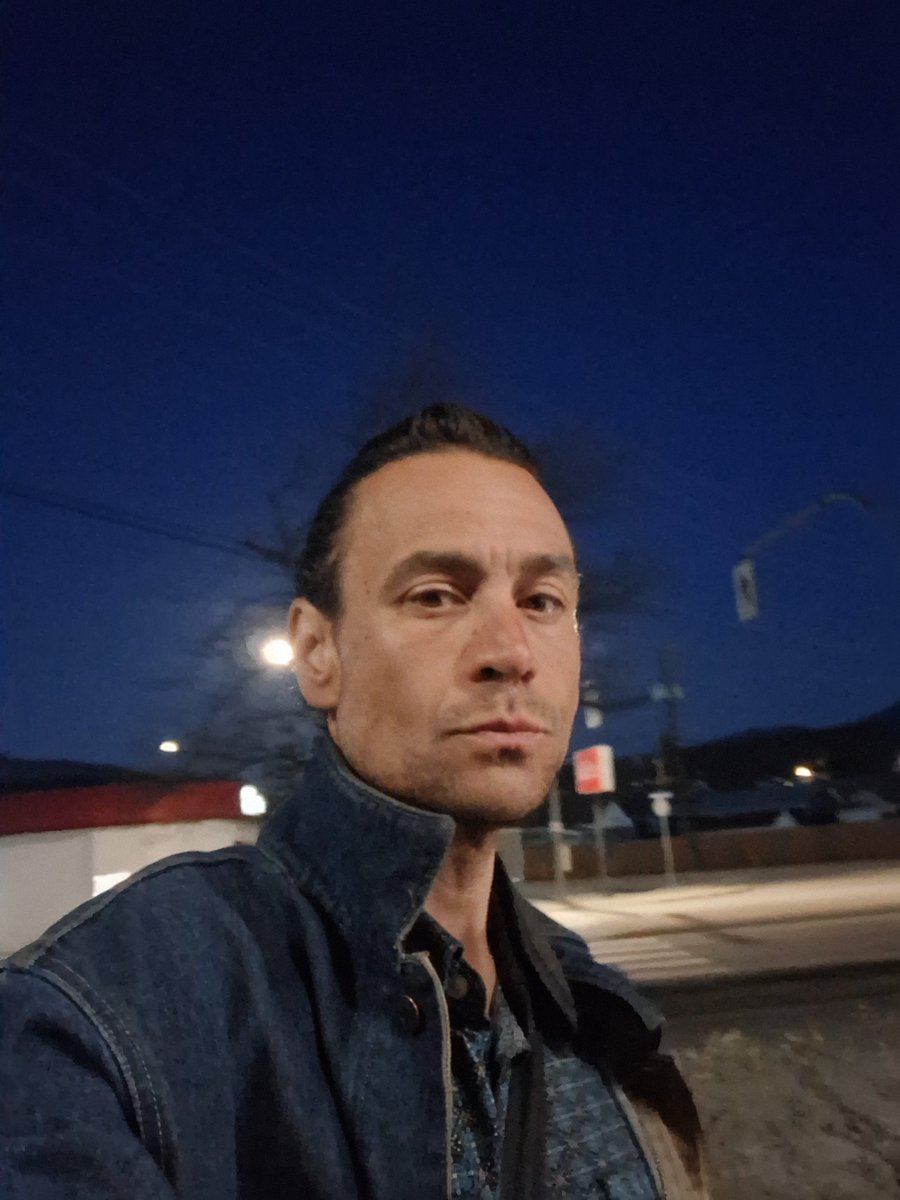 SpeBDbeezknees's tweet image. Bonne Nuit, X 😴 4 More From DinkTown #Selfie #SmartphonePhotograghy 
1- X 
2 - Spe as depicted on April 30 '26
3 - Pylon of Protest 🫡
4 - Three Lights (one of which is the Moon)