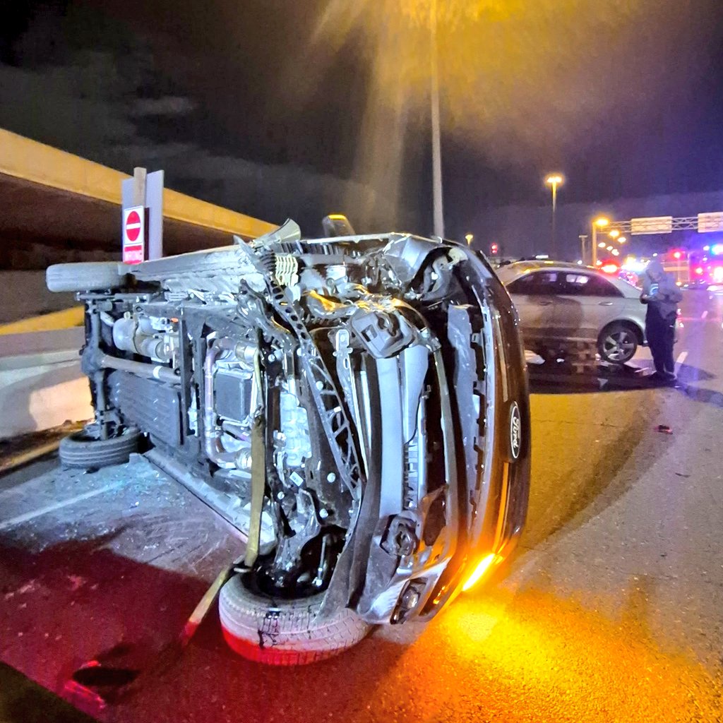 OPP_HSD's tweet photo. Driver missed his exit and swerved to exit...fortunatley no injuries but the vehicle and the vehicle being towed sustained extensive damage. Investigation ongoing. WB #Hwy401/Carlingview. ^ks https://t.co/w07mJzhxHZ