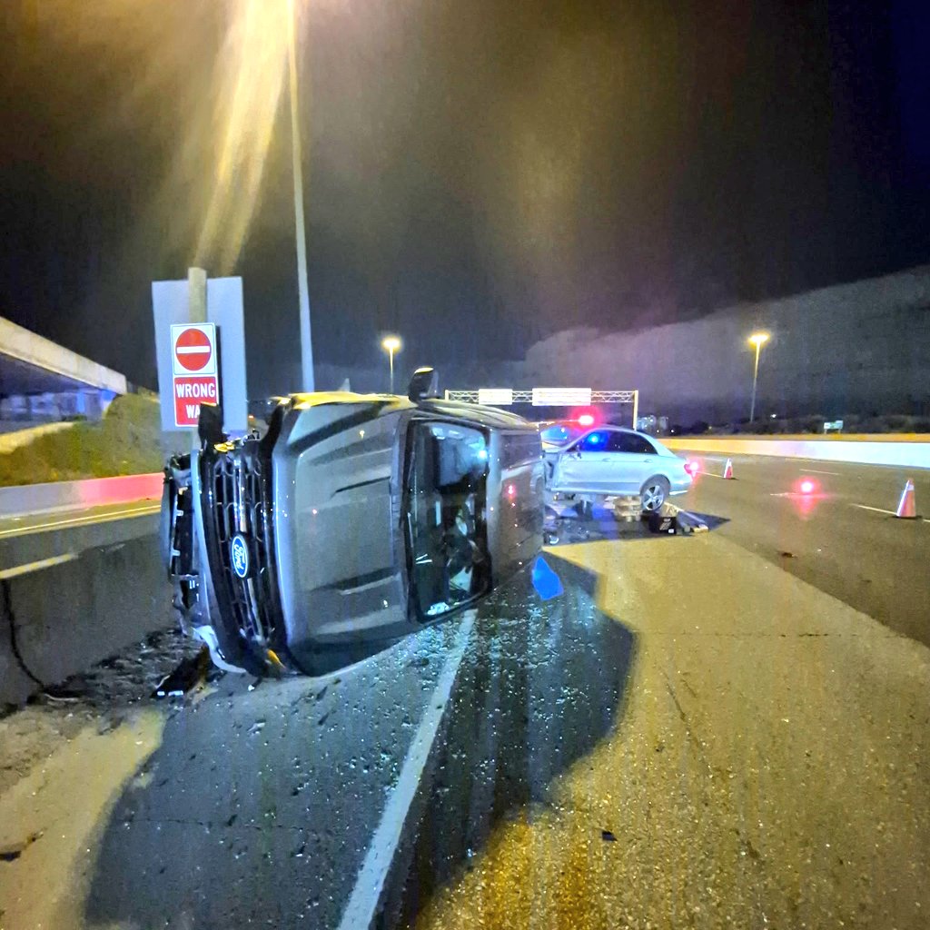 OPP_HSD's tweet photo. Driver missed his exit and swerved to exit...fortunatley no injuries but the vehicle and the vehicle being towed sustained extensive damage. Investigation ongoing. WB #Hwy401/Carlingview. ^ks https://t.co/w07mJzhxHZ