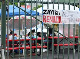 barricada_azul1's tweet image. [ La OPINION de @barricada_azul1 ]
NO HAY NADA que describa mejor la CRISIS COLONIAL de #PuertoRico que lo que ocurre en la UPR.
La CRISIS SEDICIOSA en la que literalmente un puñado de RAJIEROS con motivaciones IZQUIERDISTAS POSEEN la UNIVERSIDAD dice como las instituciones que