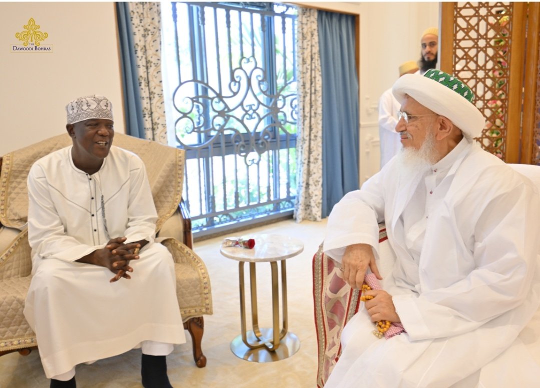 Dawoodi_Bohras's tweet photo. His Holiness Syedna Mufaddal Saifuddin greeted distinguished leaders including Gideon Mung’aro - Governor of Kilifi County, Issa Timamy - Governor of Lamu, Twahir Abdul Karim - MCA for Shella Ward, and Suleiman Omar - Chairman of the Malindi Municipal Board, at his residence in Malindi.

In appreciation of His Holiness’s humanitarian contributions to society, the delegation presented him with the Key to the City of Malindi.

For over two centuries, #Malindi has been home to the Dawoodi Bohra community, who have flourished in this coastal town and continue to enrich its growth and progress.
@GideonMungaroM @Bohras_EAfrica