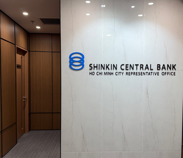 SCB_PR's tweet photo. ／
#ベトナム ・ #ホーチミン にて信金中央金庫のホーチミン駐在員事務所を開設📣
＼

本日５月１日、ベトナム・ホーチミン市の中心部にホーチミン駐在員事務所を開設しました‼️
現地の日系企業とベトナム企業のネットワークのハブとして、信用金庫お取引先のベトナム進出、販路拡大を力強くサポートしていくほか、研修生受入れを通じて信用金庫職員の国際人財育成等にも貢献してまいります❗