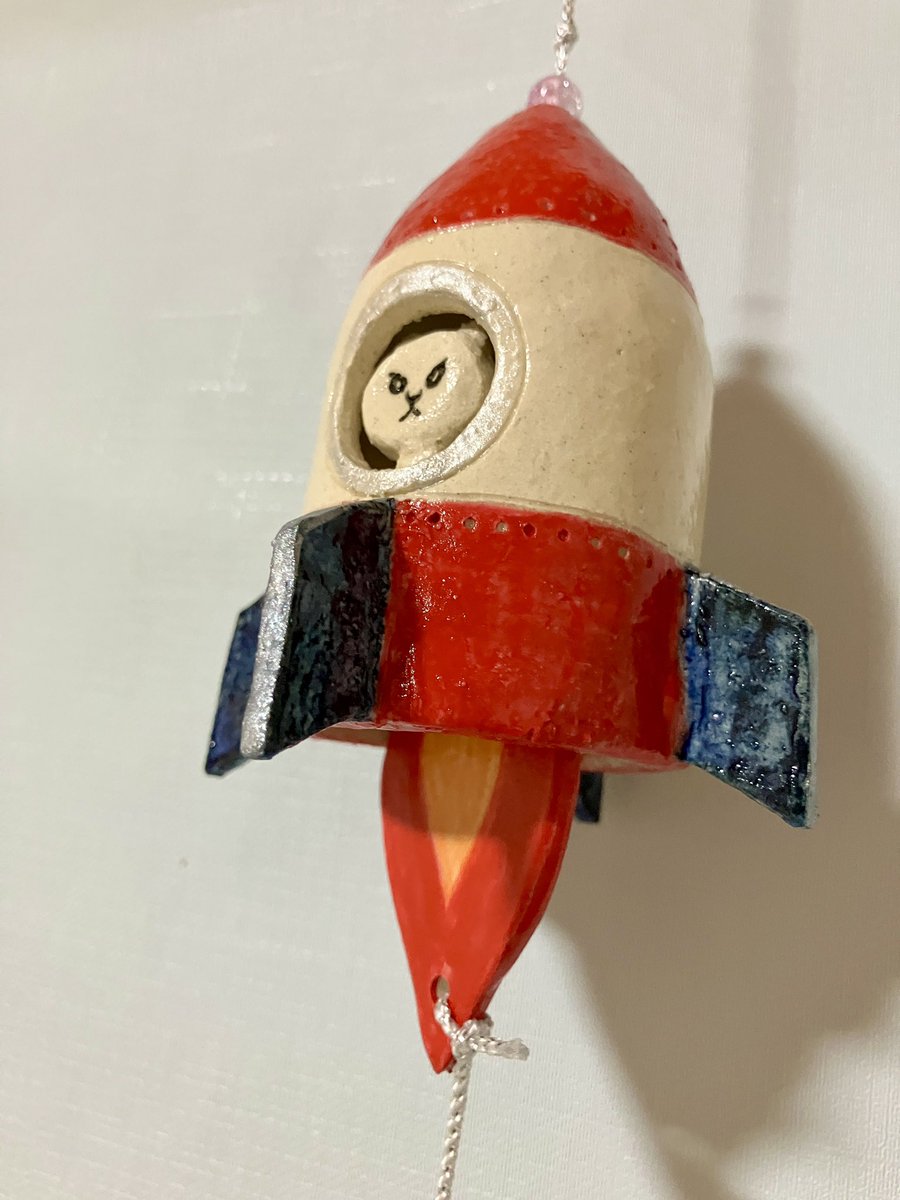 MOGceramic's tweet photo. 青いんだね、地球は…

宇宙へ旅立った猫、ロケット型風鈴
船外作業猫がぶら下がっています
いつかUFOに出会えるでしょうか

🌟出店予定🌟
5/3〜5  美濃焼まつり
　　　　（岐阜県土岐市）
6/7 奈良ノ空カラ
　　　　（JR奈良駅前）

#ロケット　#宇宙猫　#風鈴
#handmadeceramic 
#美濃焼まつり https://t.co/P6vhjymAEu