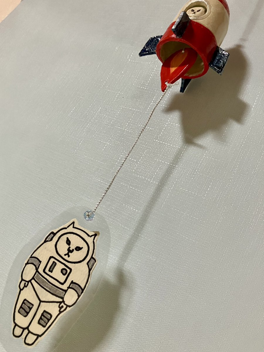 MOGceramic's tweet photo. 青いんだね、地球は…

宇宙へ旅立った猫、ロケット型風鈴
船外作業猫がぶら下がっています
いつかUFOに出会えるでしょうか

🌟出店予定🌟
5/3〜5  美濃焼まつり
　　　　（岐阜県土岐市）
6/7 奈良ノ空カラ
　　　　（JR奈良駅前）

#ロケット　#宇宙猫　#風鈴
#handmadeceramic 
#美濃焼まつり https://t.co/P6vhjymAEu