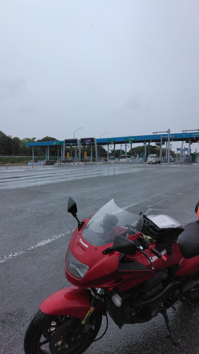 komi_3's tweet photo. 朝だけのつもりが、北九州市終わって都市高速乗ったら本降りに
荷物は養生してあったから致命傷ではないとて
傘いらない程度だけど寒いからカッパ脱げず https://t.co/IR1yOxCBnY