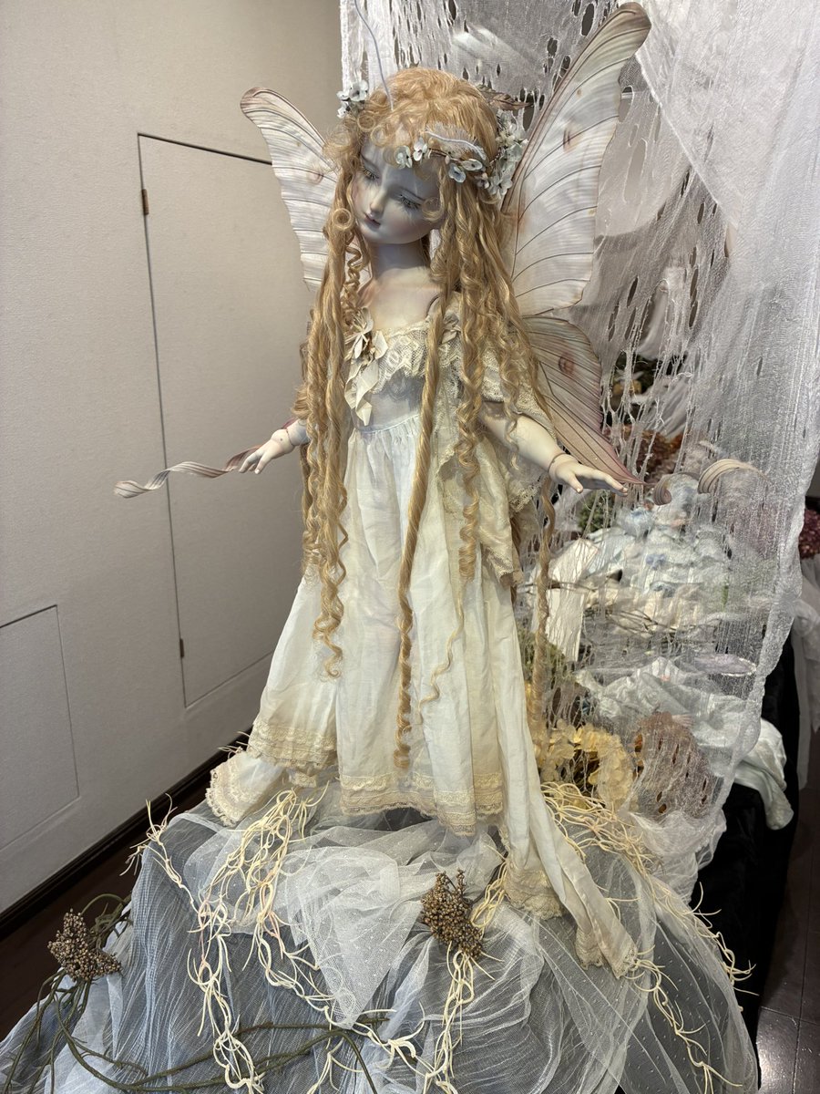cocoha_yoimachi's tweet photo. 「儚き翼」グループ展へ行ってまいりました🏃‍♀️✨
Soenさん、platinum circusさん、鈴木李佳さん、鐘江銘浩さんが織りなす夢のような世界❣️
それぞれの世界観と造形が大好きなので眼福でした……🙏💕　来訪できて嬉しかったです🎶 https://t.co/8K80cIBQa8