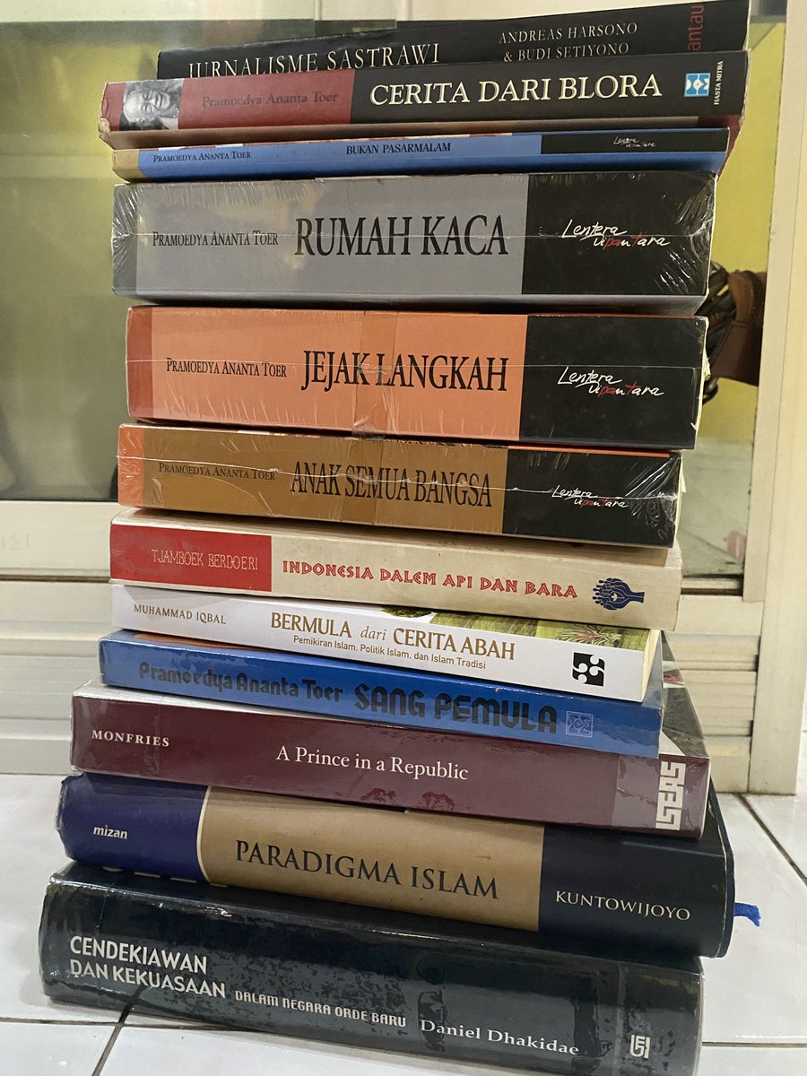 hasbymarwahid's tweet photo. Lagi anget di x ihwal novel2 pram. Saya pernah beli buat koleksi sekitar tahun 2016 an. Saya kirim ke alamat ortu di jogja. Jadi di th 2026 ini masih segel. Banyak yg nanya kok bisa dapat segelan. Aih. Di marketplace harganya inflasi parah wkwk https://t.co/TZj2wivzYT