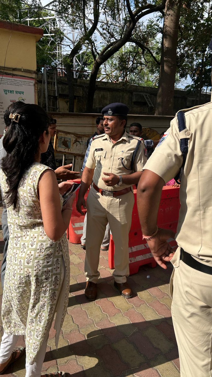 PranitSPawar1's tweet photo. विरार रेल्वे स्थानकाबाहेर हे पोलीस महाशय कोकणात जाण्यासाठी तिकीट काढण्यास आलेल्या प्रवाशांबरोबर मुजोरी करतात. सलग दोन रात्र थांबूनही तिकीट मिळाले नाही. दलालांना एका झटक्यात मिळाले. हे पोलीस महाशय दलालांकडून किती पैसे घेतात? या हरामखोरांना पगार पुरत नाही का? https://t.co/V2YOYvof7L