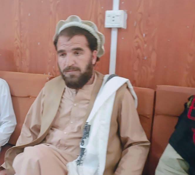 NasirDawr's tweet image. Tension grips Miranshah after the killing of tribal elder Malik Saifullah Khan Dawar. Heavy clashes are ongoing between Darpakhel tribesmen and militants, with gunfire continuing for hours. Markets shut, residents trapped indoors amid rising fear. #Miranshah #NorthWaziristan #tkt
