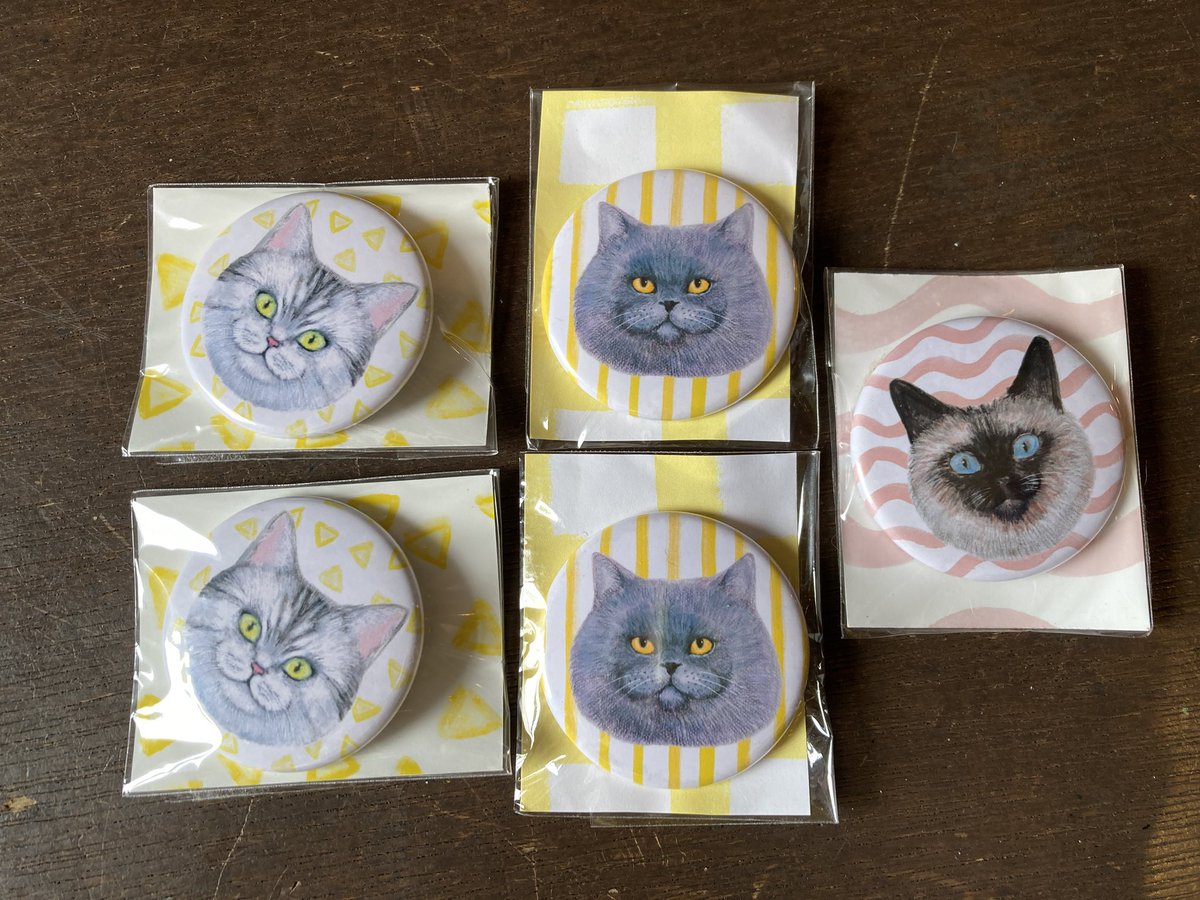 nihirugyu's tweet photo. のここさんは、刺繍作品かくれねこブローチと、さば、グレー、シャムの缶バッジ、ポストカード、まねきねこシール納品です。どの猫も良い顔してますね！#ニヒル https://t.co/9FblliTu8N