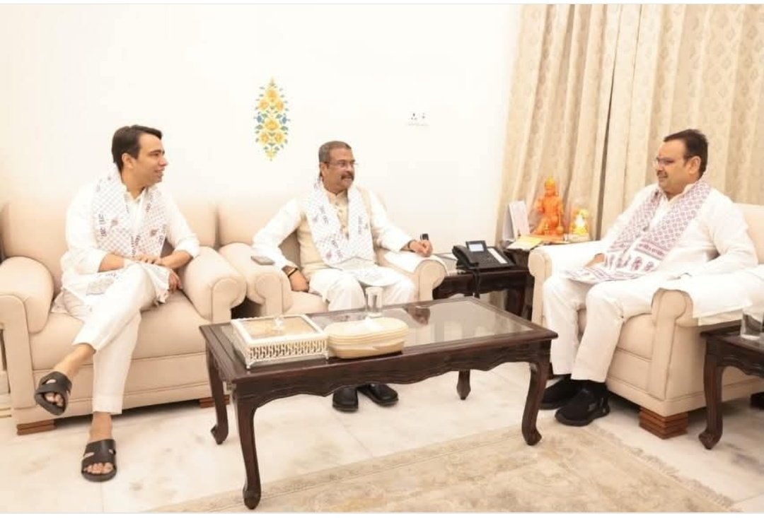 आज जयपुर प्रवास के दौरान माननीय केंद्रीय मंत्री श्री जयन्त चौधरी जी ने राजस्थान के मुख्यमंत्री माननीय भजन लाल शर्मा जी से शिष्टाचार भेंट की। इस अवसर पर केंद्रीय शिक्षा मंत्री आदरणीय धर्मेंद्र प्रधान जी भी उपस्थित रहे।