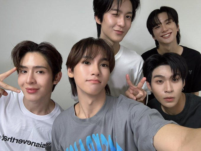 npblent's tweet photo. 🚨ISSO PROMETE! De acordo com P'Aof, a série “Mr. Fanboy” terá um tom mais dramático e provocador e vai apostar em uma narrativa mais intensa, trazendo à tona verdades sobre a indústria.

#MrFanboySeries 
#SaveAuau #RyujinPatji #JamesSu https://t.co/GUDDT3o36G