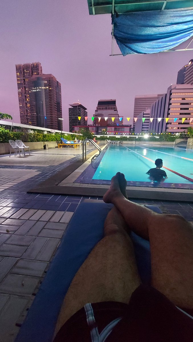 mmnn69th's tweet photo. พี่หมีคือผู้ที่เปิดตำนานสระว่ายน้ำ🏊​ของโรงแรม💦​วิวสวยมาก https://t.co/mgDyEelGtl