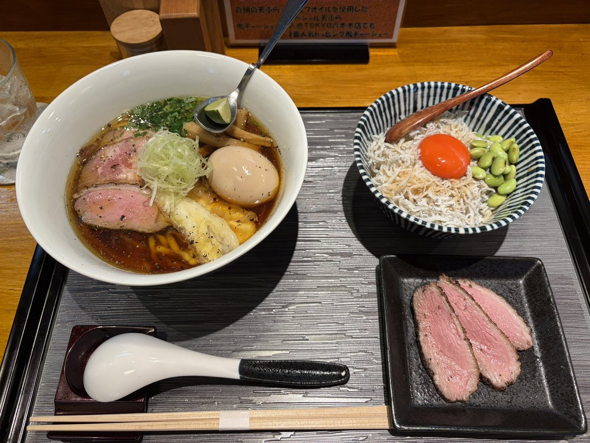 yutacaster's tweet photo. 入鹿TOKYO 7周年記念「ブラウンファルコン」が伝説級に旨すぎた…！🦅
松阪牛、伊勢海老、名古屋コーチン、真鯛。
4種の極上スープが合わさった贅沢の極み。色んな旨味が押し寄せるけど、個人的には真鯛の旨味が一番ガツンと来て感動…！🐟✨
トリュフ香る鯛天ぷらも最高。一生ついていきます！㊗️ https://t.co/IdVff5zUfK