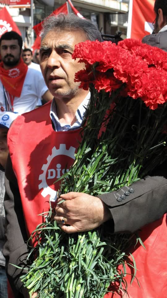 onuraci's tweet photo. Kırmızı karanfil işçi hareketinin tarih boyunca verdiği mücadelelerde dökülen kanı da simgeliyor.

Yitirilenleri unutmamak, mücadelesini yaşatmak adına 1 Mayıslarda taşınan, anıtlara bırakılan her karanfil, emeğe saygıyı, adaleti, dünya nezdinde kolektif belleği ifade ediyor.⚘️ https://t.co/hdmIGyURgP