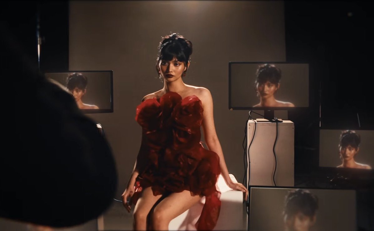 Our Sweet Madonna! Alexei on #ZekeAbellaMV spotted, and just like that, everything feels a little more magical. 👠

She shines as a captivating model, owning every frame with elegance and confidence

‘Zeke’ Official Music Video
🎥 : youtu.be/ShU308ktgwM?si…

#AlexeiClaire #ALEXEI