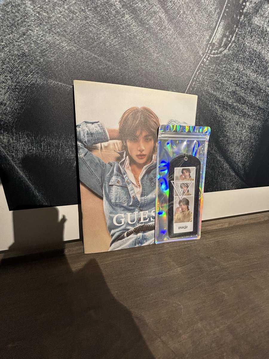 kms01256260's tweet image. 渋谷の店舗にオープン時間に行って2時間半…ヒョンジン着用Tシャツも特典もなんとかギリギリゲットできた😭😭

#GUESS #hyunjin