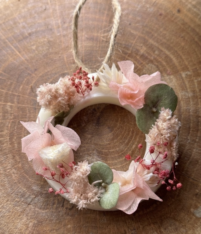 NEALSYARD_JP's tweet photo. \表参道本店限定/ 
5月10日（日）に先日のロンドンバスの社内の装飾を手がけたRINさんによる特別なワークショップを開催します✾

ドライフラワーと香り、ビーズを選んでオリジナルのワックスサシェを作ってみませんか？❁
大好きなお母さんへの贈り物にも、ご自分へのご褒美にもおすすめです✨
お子さまから大人の方まで気軽にご参加いただけます。

ご予約は「ニールズヤード レメディーズ 表参道本店」にご連絡ください。

TEL 03-5778-3706
https://t.co/H4IALFevV4