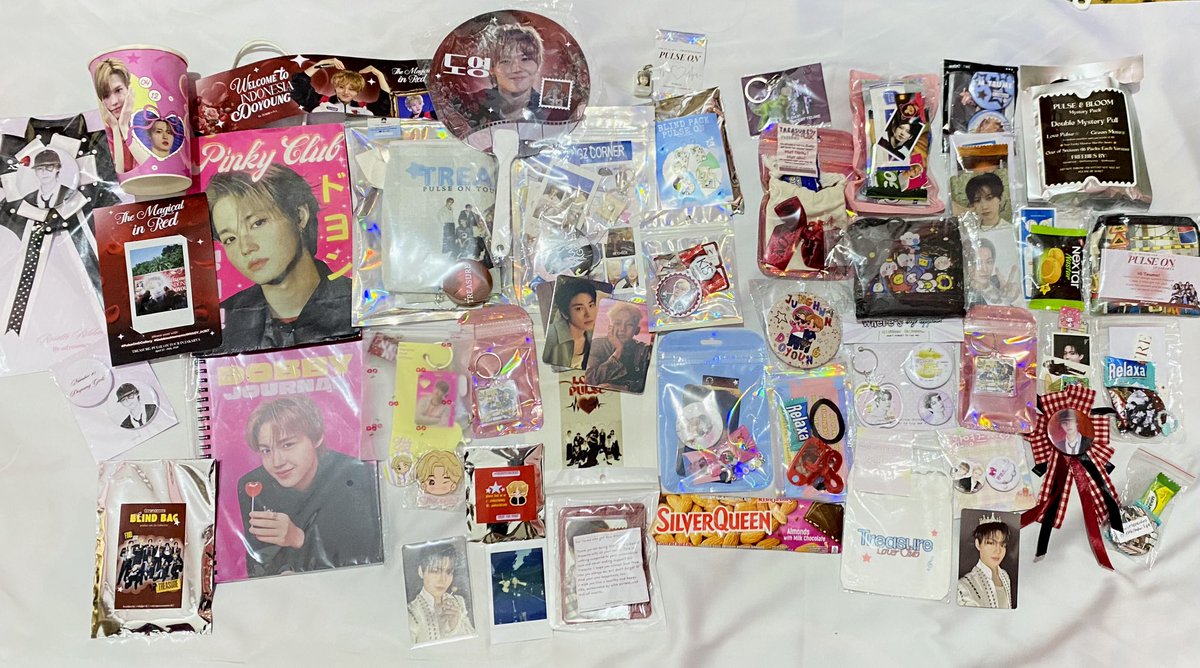 aarsmoon's tweet photo. my first concert dapet freebies sebanyak ini 🥹🤍
terima kasih ya semuanya yg udah berbagi, bakal aku simpan dg baik karna memorable bgt huhu 
maaf kalo ada yg gak ke tag karna gak ada namanya :(
@dobbytata @O314HOON @kdokyu @Ijsca10 @adyoumey @thdjjy @bluhwans @hwandoyi @pinkyclubkdy @kimdobbysa @jeongubby @babokiddo @Teuqueen @yes_or_nadd @kyu_noonaaa @slsaajiiikyuwoo @_sunflower02_ @pajiromii @urbaneyouzy @mkaestro @myrurukyu @lillhwan @yoosahiyaa @jencasie @mommynyaruto @ajunkyuna @prettyiezz @ppeundays 
@winter040607 @hiianwoo