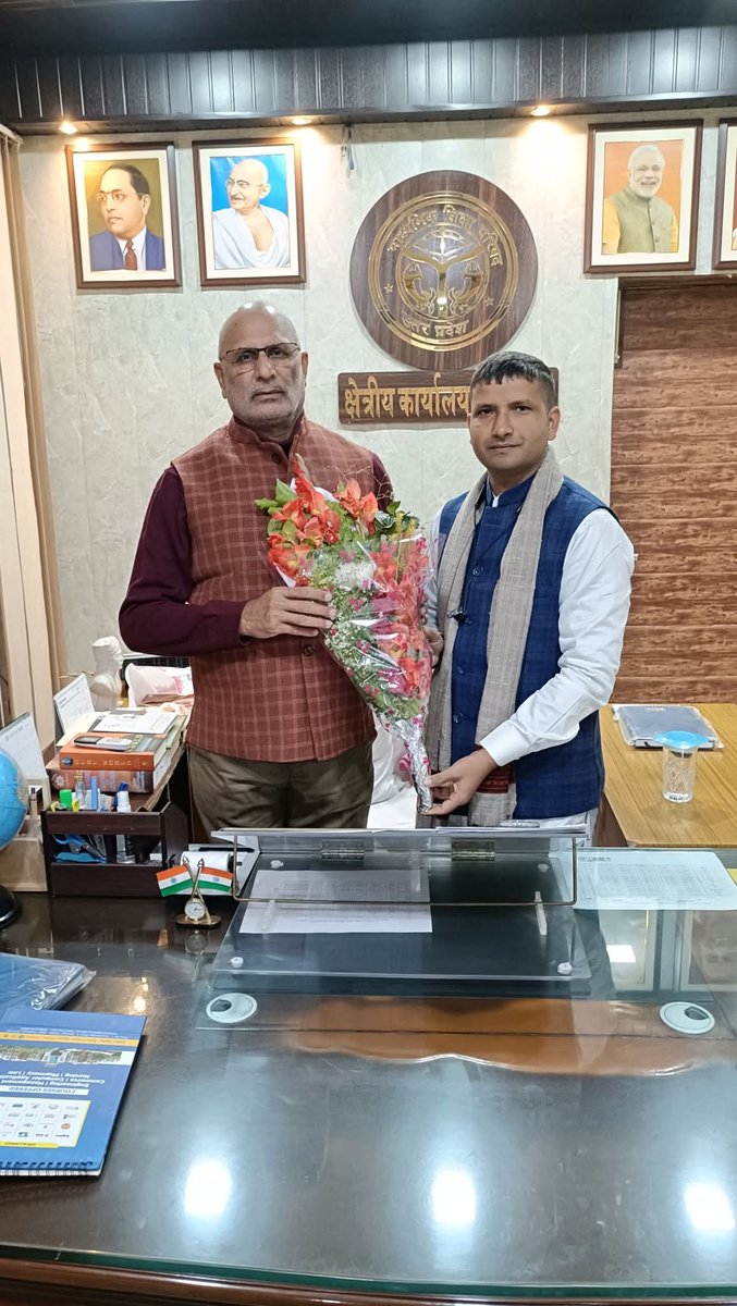 आदरणीय डॉ विनोद राय जी,अपर सचिव,माध्यमिक शिक्षा परिषद, क्षेत्रीय कार्यालय -वाराणसी का अधिवर्षता आयु सरकारी नौकरी से स्वच्छ,साफ छवि से पूर्ण किए। वैसे ही आप समाज सेवा में प्रवृत्त होने का संकल्प लेकर आप हम सभी को आशीर्वाद स्नेह प्रदान करे।
आप के सुखद भविष्य की मंगलकामना के साथ....