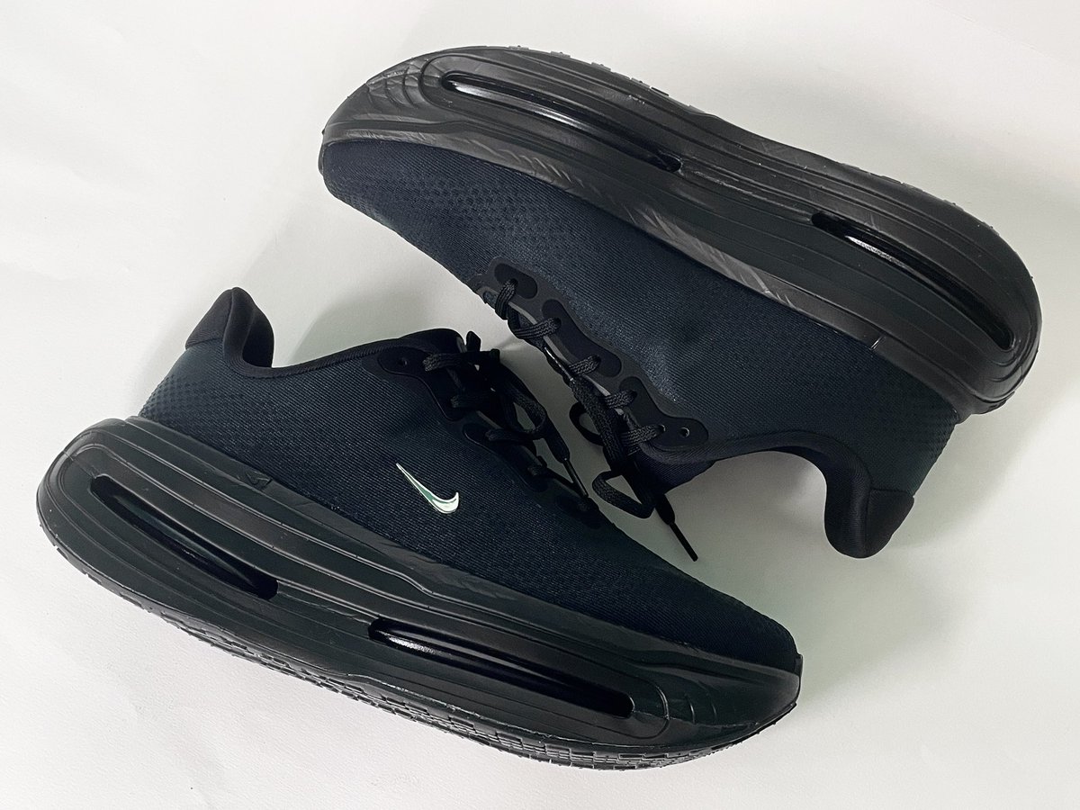 BACKINSTOCK2023's tweet photo. Nike Vomero Premium "Chrome Mini Swoosh/Black"
27.0cm
中古（SNKRDUNKにて新品購入後、室内にて上履きとして数時間のみ着用）
36,000円（送料着払い）
銀行振込
※コメント欄に他の写真あります
※ご購入はDMください

#売ります https://t.co/E5UnvERB1i
