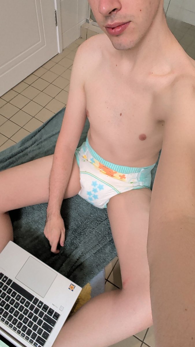 Bapbapbap on daddy's laptop while he showers 😇