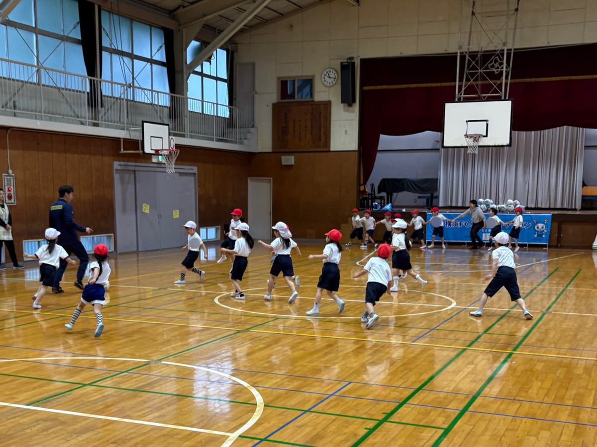 ／
#横浜FCスマイルキャラバン ～横浜FCと遊ぼう！～support by SILVER RIBBON JAPAN・YUMEGAOKA GROUP@深谷小学校🏫
＼

今年度初開催‼️
体育館での活動でしたが、友達と仲良く笑顔あふれる時間となりました😊✨
#フリ丸 も全力プレーで参戦👽💪

次はぜひニッパツ三ツ沢球技場で会いましょう‼️🤝💙