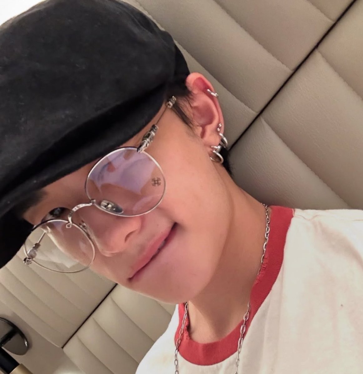 Minho says: Hyunjin is mine tweet media