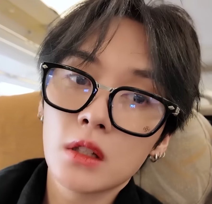 Minho says: Hyunjin is mine tweet media