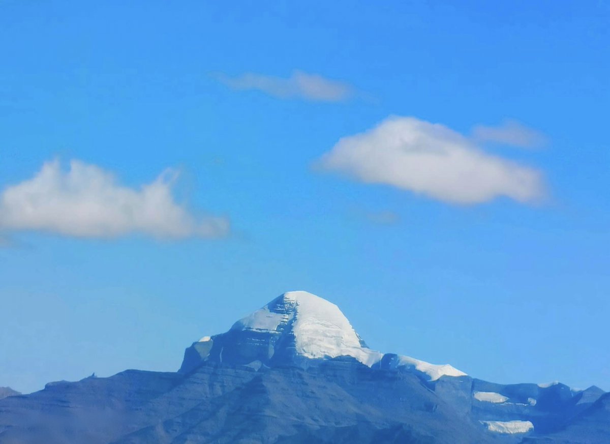 ChinaSpox_India's tweet image. 🙏 Welcome the resumption of the  pilgrimage for Indian friends to Kangrínboqê Fēng and Mapam Yuco (Kailash Manasarovar Yatra ) in Xizang Autonomous Region of China 2026! 

We are pleased to facilitate 1,000 Indian pilgrims this year. 

May this Yatra become a bridge of faith,