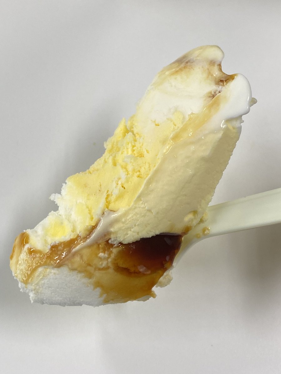 haagen_pick's tweet image. 赤城乳業 たべる牧場 パフェプリン

だからでかいのよ😂
トップに構える定番ミルクアイスはすっきりまろやか。下のプリンアイスの濃厚カスタードにほろ苦カラメルが絡むと完全にプッチンプリン！🍮
懐かしさにふけっているうちに結局完食しちゃった 笑

#アイスクリーム
#icecream
#アイス日記