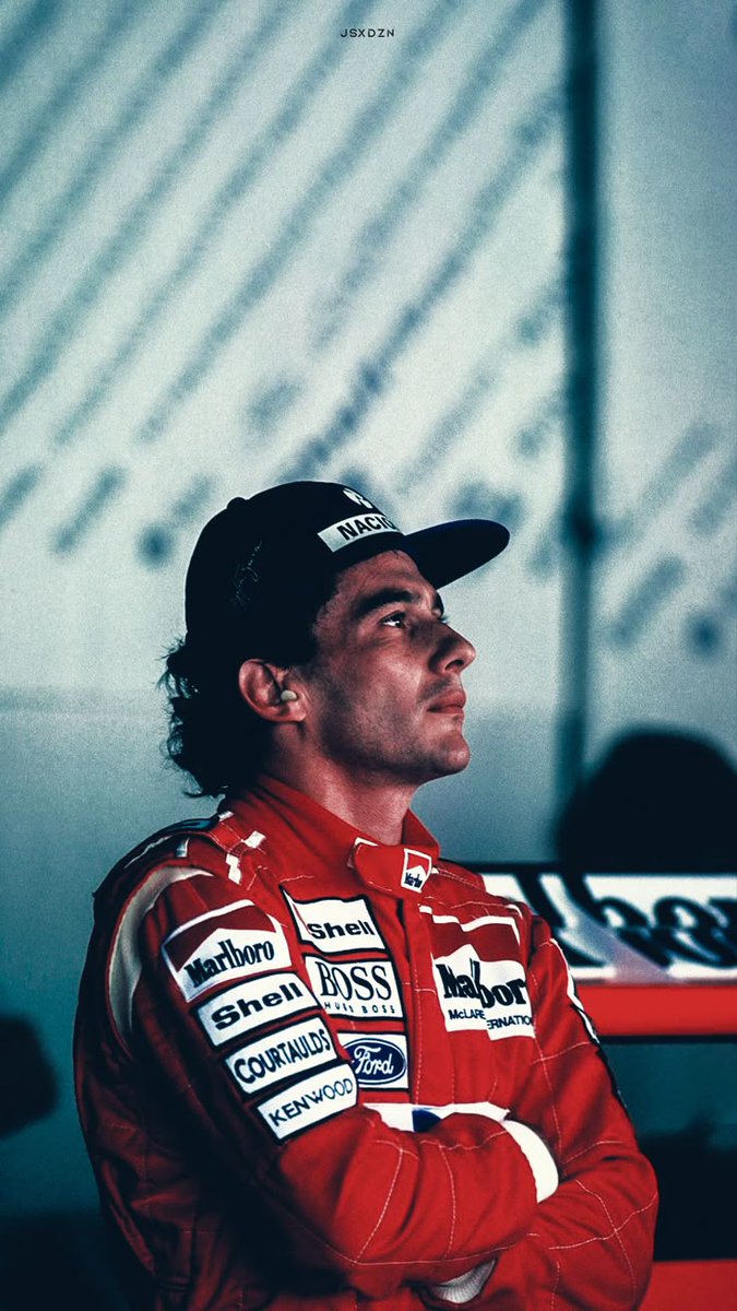 LauraLuthien86's tweet photo. Trentadue anni fa perdevamo Ayrton Senna. Ma, in realtà, Ayrton non se n’è mai andato davvero.

Ci ha lasciato su una pista, nel modo più crudele possibile, proprio lì dove aveva costruito la sua leggenda. E forse è anche per questo che continuiamo a sentirlo così vicino.

Perché Senna non era solo un pilota.
Era istinto puro, fede incrollabile, talento fuori da ogni logica.

Era il silenzio prima della tempesta e la tempesta stessa.
Era la pioggia, quella vera, quella che trasformava ogni gara in un’opera d’arte firmata da lui.

Quando lo ricordiamo, non pensiamo solo alle vittorie o ai titoli.
Pensiamo a ciò che ci faceva provare.

A quelle domeniche in cui trattenevamo il respiro.
A quei giri impossibili che sembravano sfidare ogni legge della fisica.
A quella sensazione, rara, di stare guardando qualcosa che andava oltre lo sport.

Ayrton era umano, fragile, profondamente consapevole dei rischi.
E proprio per questo, ancora più grande.

Oggi non celebriamo solo il campione.
Celebriamo l’uomo, la sua passione, la sua anima.

E accettiamo, ancora una volta, che alcune leggende non possono essere spiegate.
Possono solo essere sentite.

#Senna #F1 #OnThisDay 🏁🇧🇷