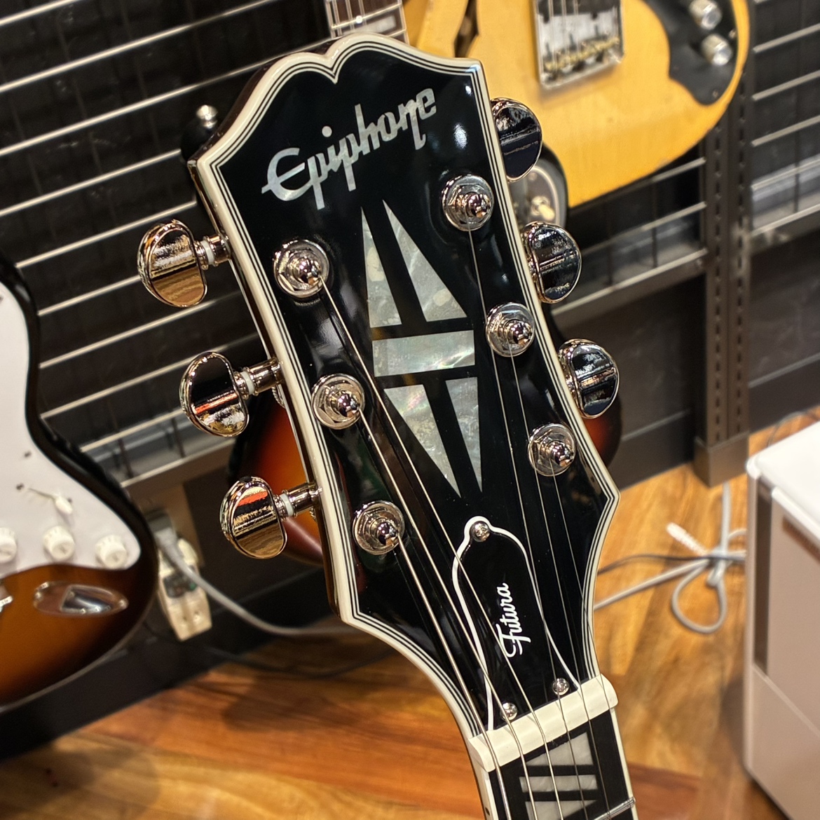 Epiphone #Futura RD Customが入荷！ 角度によって赤にも青にも見える