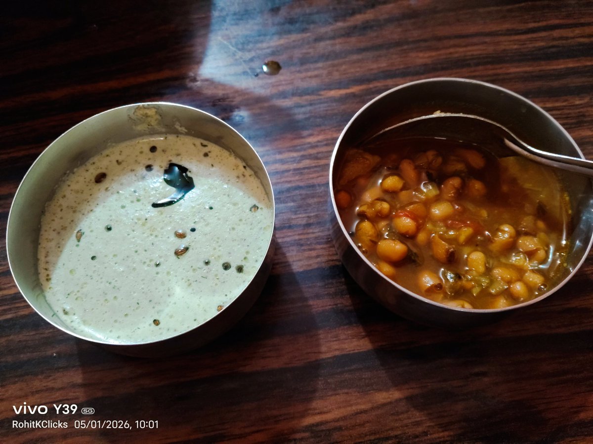 ROHITKUMBHOJKAR's tweet image. The other day instead of Kurma saw this combination being served along with Chutney.
#Experiment
#FoodieRohit
#Homemade