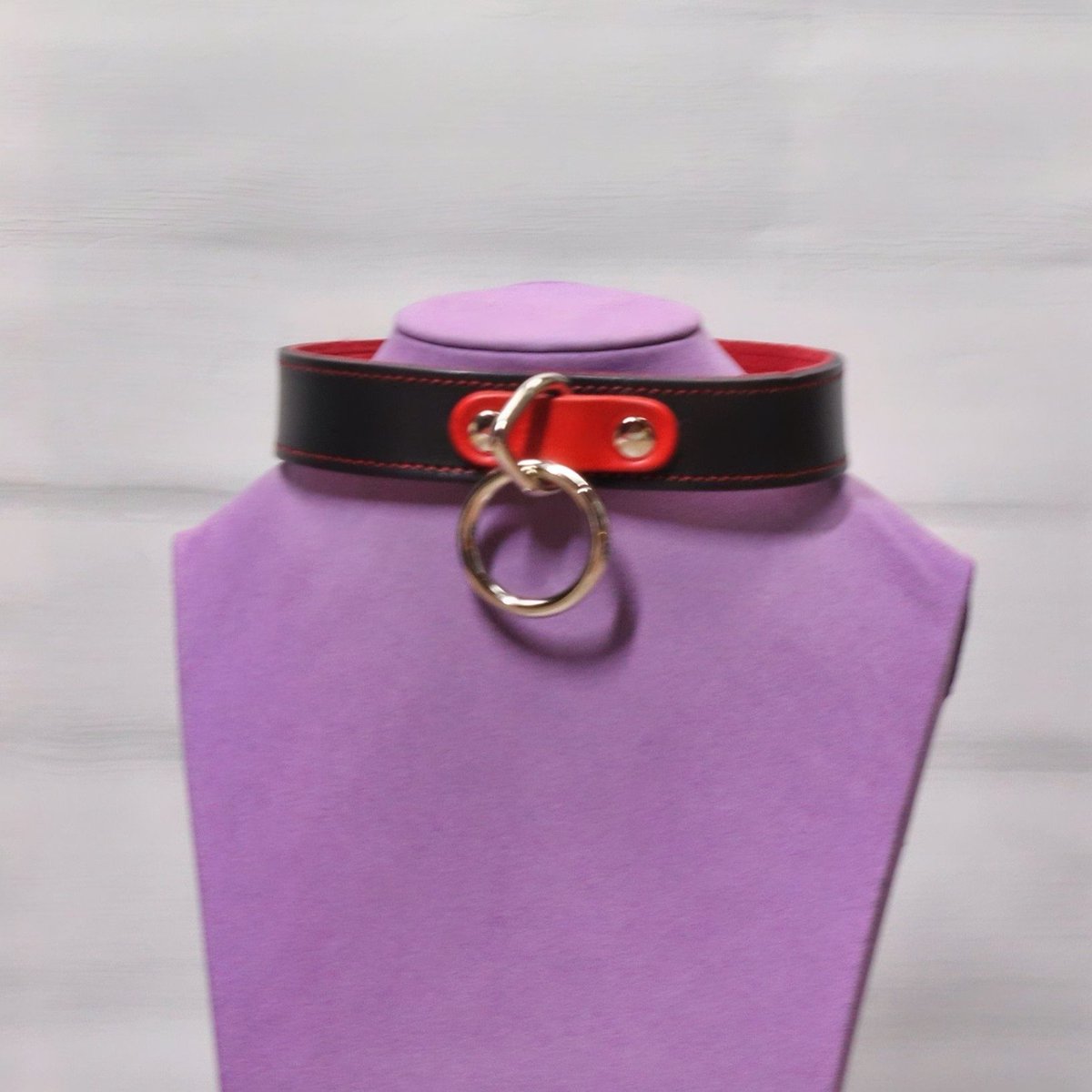 leatherdelights's tweet image. Simple but beautiful. Black 1" collar, red suede lining, welded nickel O ring. English veg tan leather, customisable colours. Small, elegant, built to last.

Handmade in Leicestershire since 2002.

1" Wide Collar with Welded O Ring - buff.ly/ApiT6OK

#leathercraft