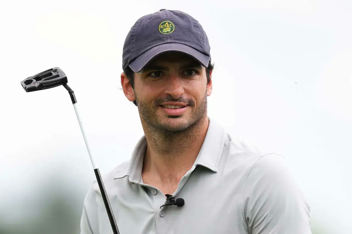 DeportesTND's tweet image. 🏌️‍♂️ Sainz Jr. vuelve a espabilar en el green: de 11 a 7 de hándicap y la revancha ante su padre, 63 años, ya está en el tee. ¿Será el pique que afina su temple para la F1? ¡Golpe a golpe, la familia manda en el green! #F1 #Golf