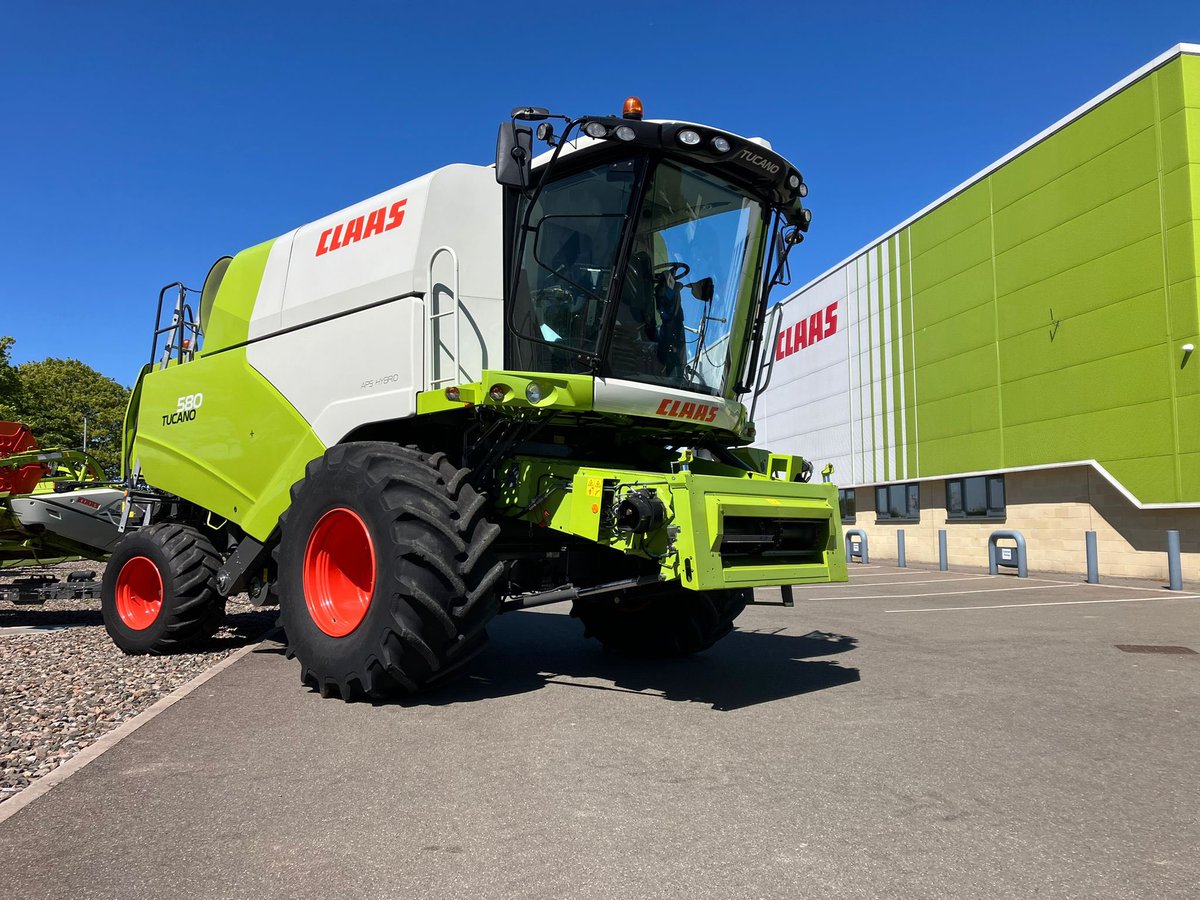 ClaasEastern's tweet photo. Used CLAAS TUCANO 580 leaving EASTERN Ulceby Cross depot today, on the way to its new home on the Lincolnshire coast https://t.co/dFs3NO101W