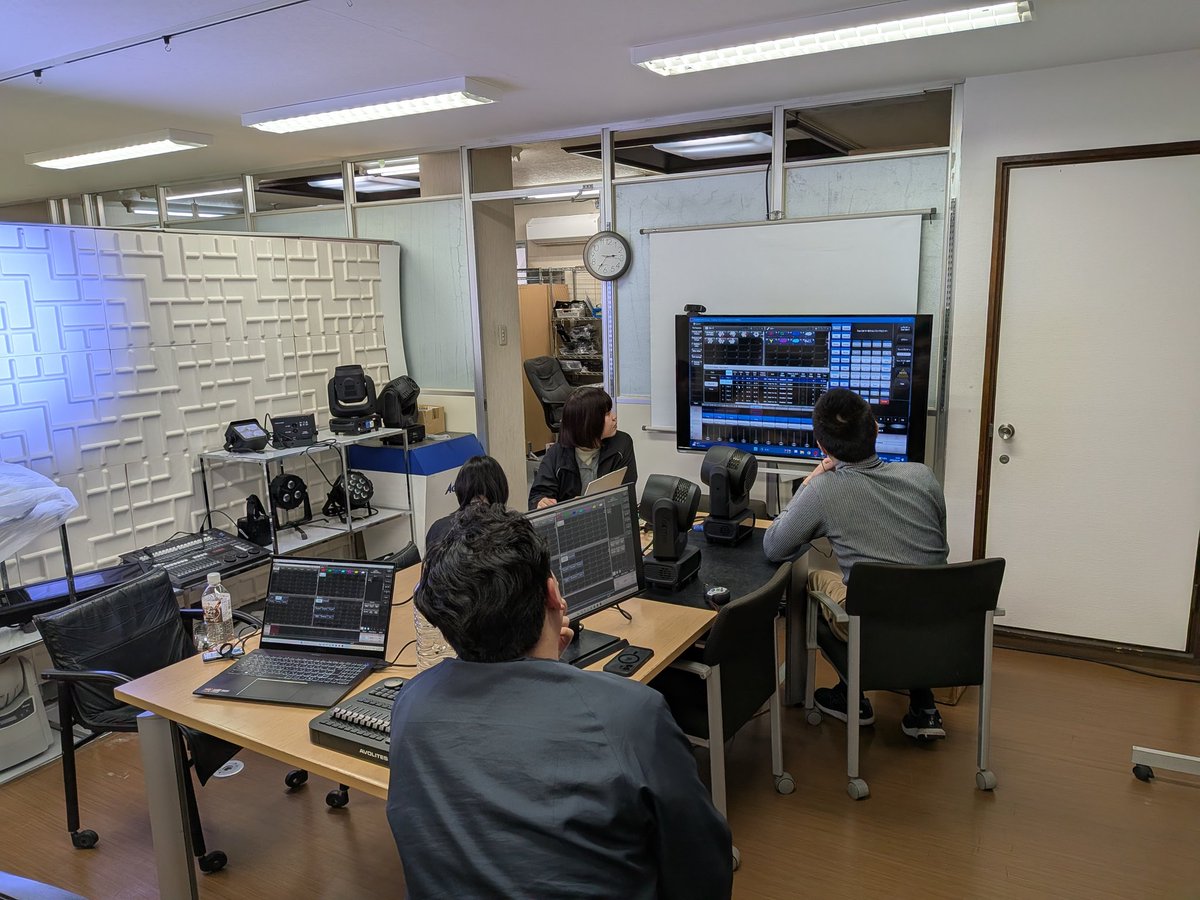 AcmeJapan's tweet image. GWを利用して社内でAvolitesの操作方法を勉強しています。
新入社員の子たちが説明して、社員がそれを勉強する形を取りました。

#照明 #演出照明 #led #イベント照明 #ライブ照明 #コンサート照明