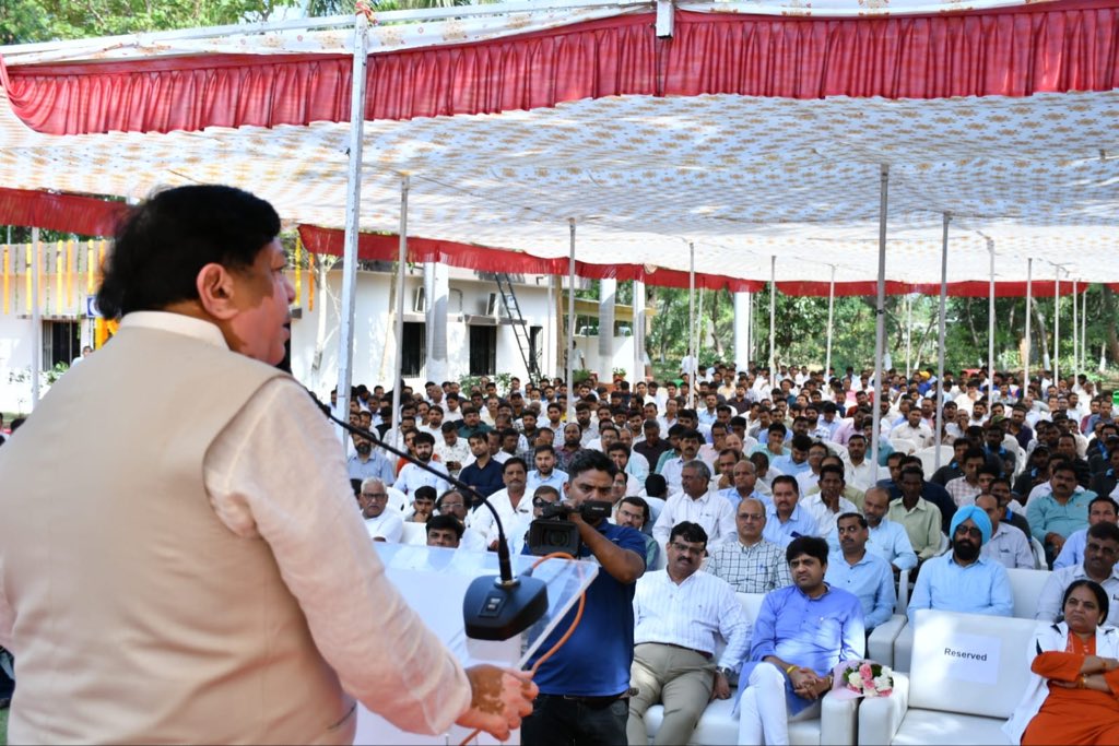 विश्व श्रम दिवस समारोह – 1 मई 2026

विश्व श्रम दिवस के अवसर पर इफको कालोल स्थित यूनियन कार्यालय में आयोजित कार्यक्रम में सम्मिलित हुआ।

आज का दिन हमारे सभी कर्मचारियों की कड़ी मेहनत, समर्पण और अमूल्य योगदान को नमन करने का अवसर है। 

कार्यक्रम को संबोधित करते हुए उपस्थित सभी को