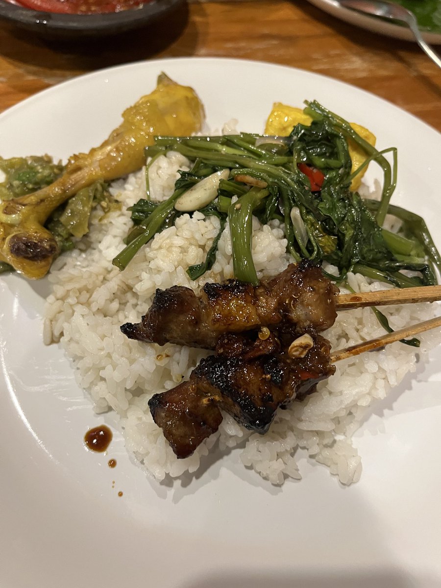 siang hari ini bertemakan sundaan dulu guys.

selamat makan siang buat seluruh rakyat indonesia.