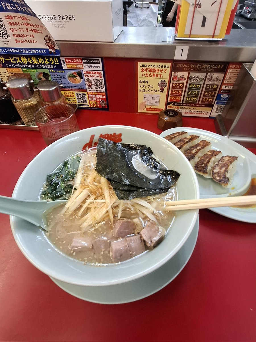 ep1king's tweet photo. #山岡家はここから始まった 
#山岡家第１号店
#ラーメン山岡家牛久店 茨城県牛久市
塩ネギラーメン(こいめ•おおめ)+コロチャーシュー増し(６個)+特製ギョーザ６個～🍜🐷🥟🧄
#ラーメン山岡家 #山岡家 https://t.co/2PUnoQ4Jys