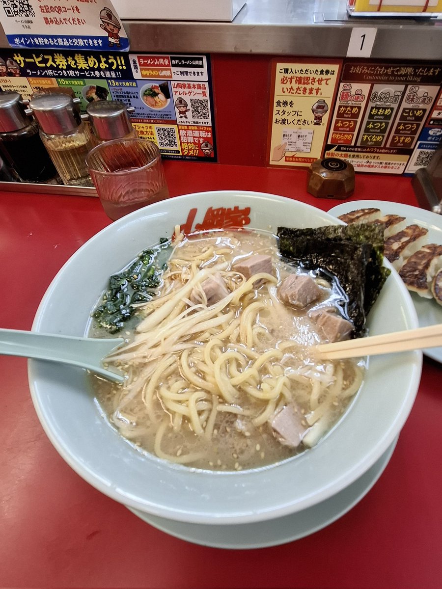 ep1king's tweet photo. #山岡家はここから始まった 
#山岡家第１号店
#ラーメン山岡家牛久店 茨城県牛久市
塩ネギラーメン(こいめ•おおめ)+コロチャーシュー増し(６個)+特製ギョーザ６個～🍜🐷🥟🧄
#ラーメン山岡家 #山岡家 https://t.co/2PUnoQ4Jys