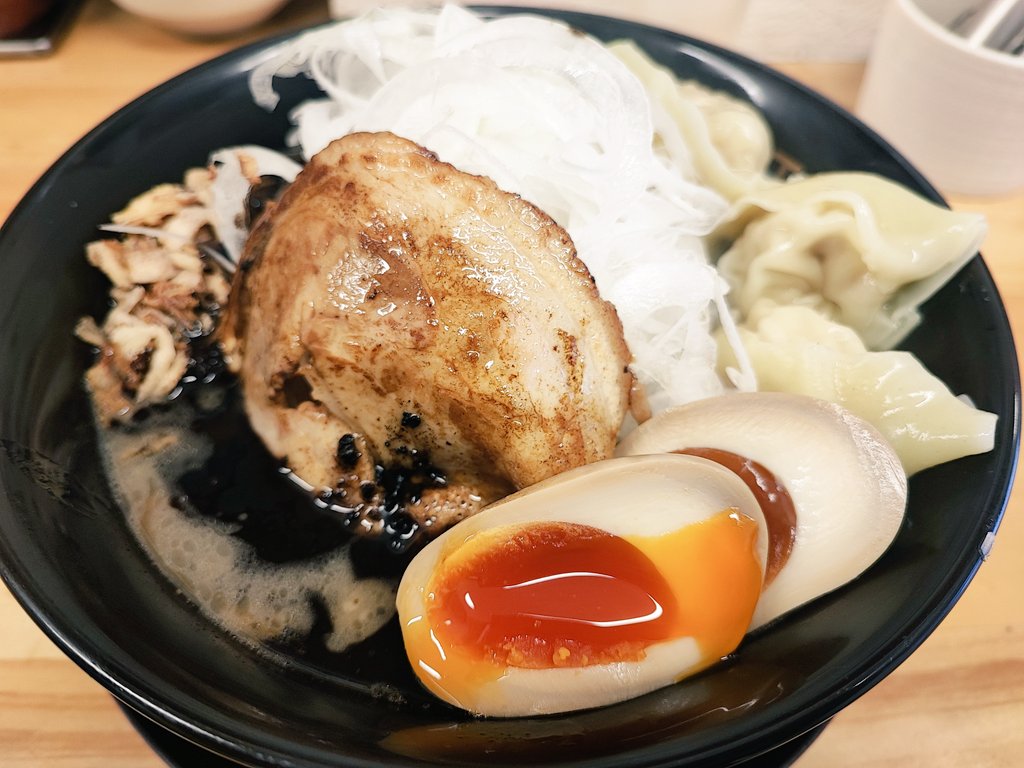 聖蹟桜ヶ丘　GYUTON
5月限定　新玉ねぎ黒マー油ラーメン
＋味玉、特製ワンタン、替玉

前回の限定マー油があまりにも美味くて今月限定発表された瞬間予定が決まりました😁
新たまねぎの甘さがマー油の苦味と合わさって最高の仕事してます🍜
パンチはあるがアッサリしてるこのスープがたまらない🤤
